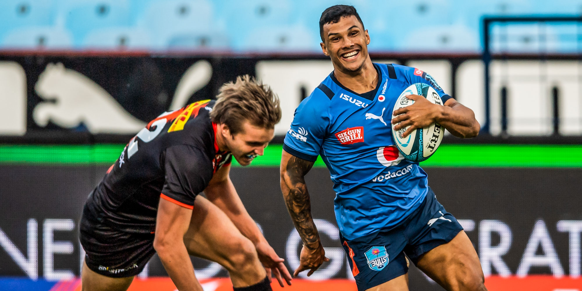 Embrose Papier goes over for a try for the Vodacom Bulls.