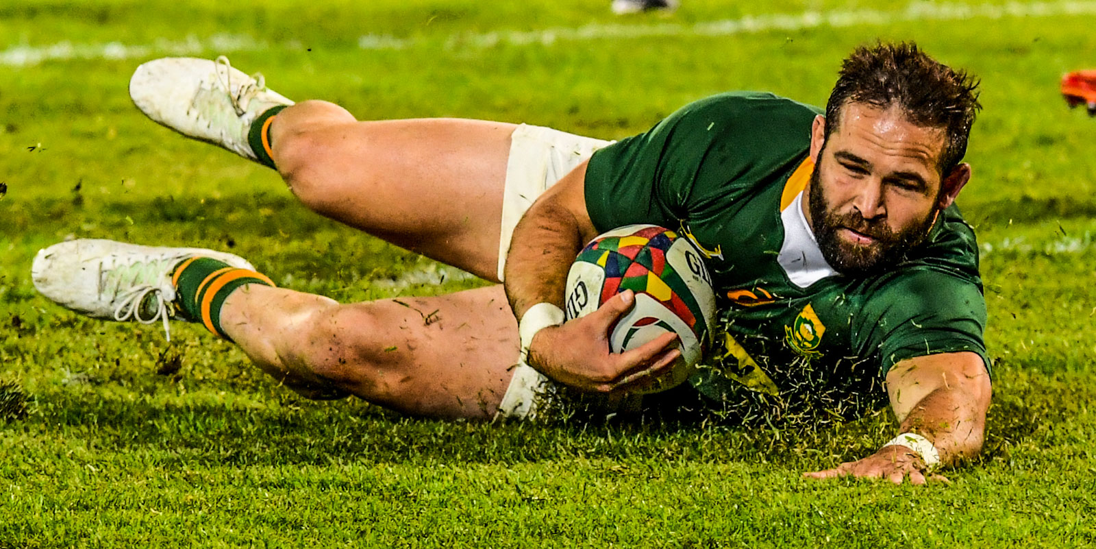 Cobus Reinach goes over for his try.
