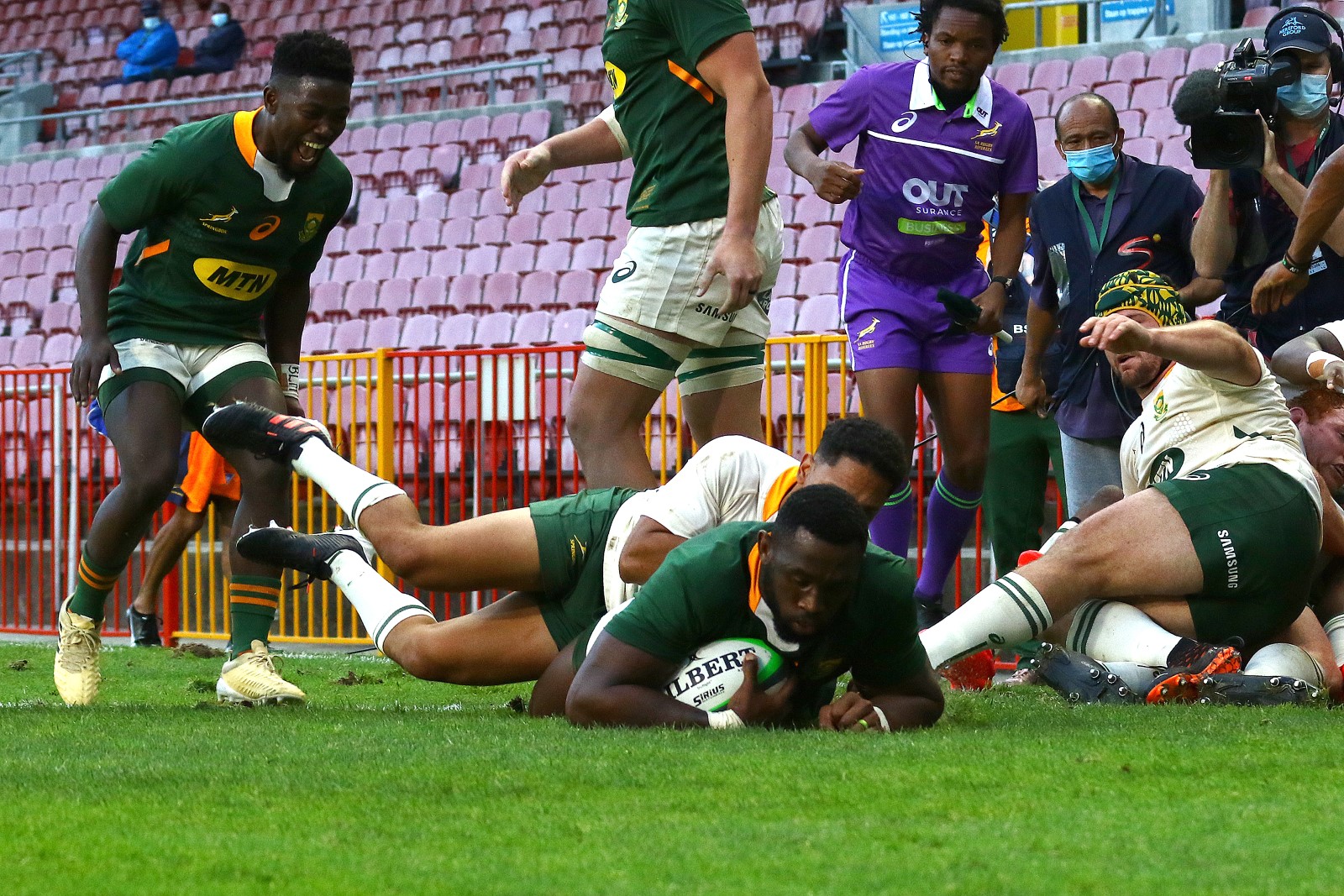 Siya Kolisi scores from a great maul by the Green pack.