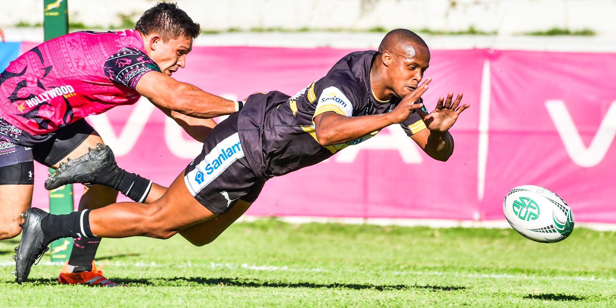 Domenic Smit scores for Boland against the Pumas.
