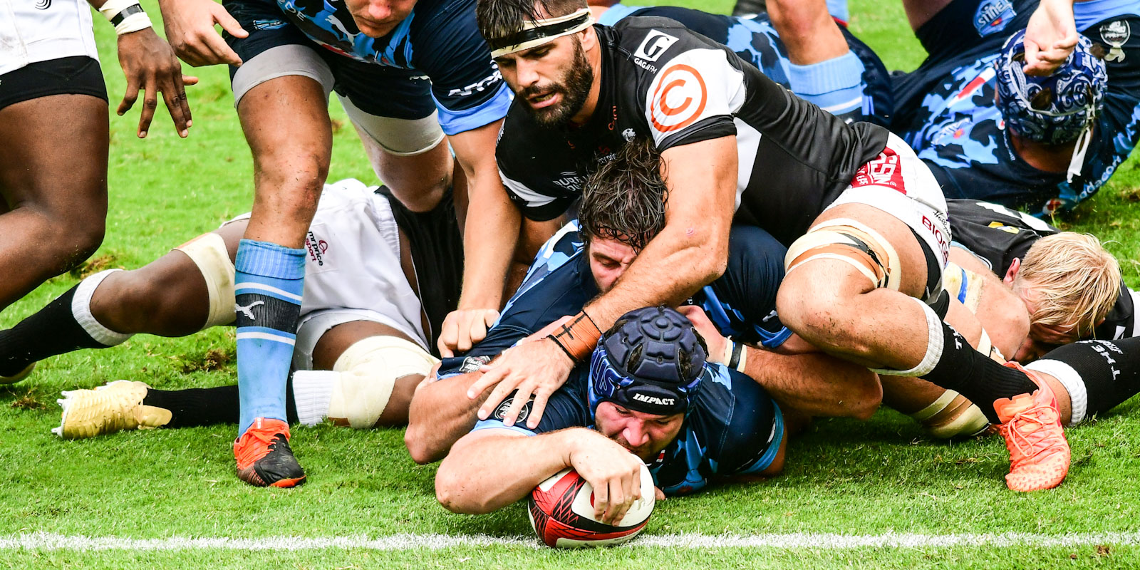 Marco van Staden scores for the Vodacom Bulls.