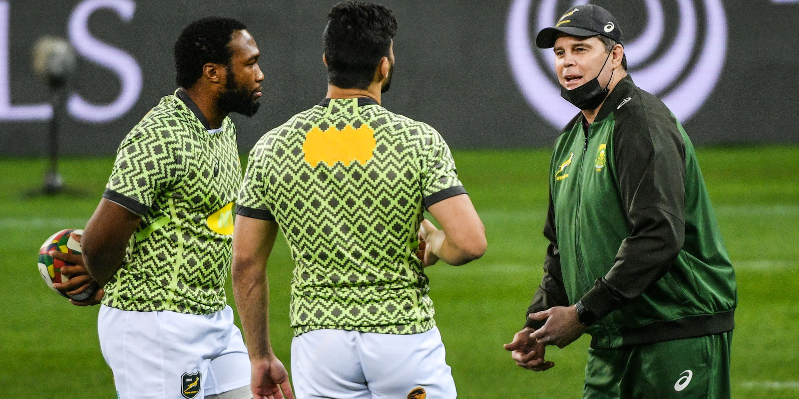 Rassie Erasmus discusses some last-minute plans with Lukhanyo Am and Damian de Allende.