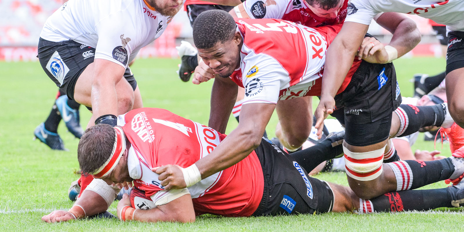 Willem Alberts crashing over for his try.