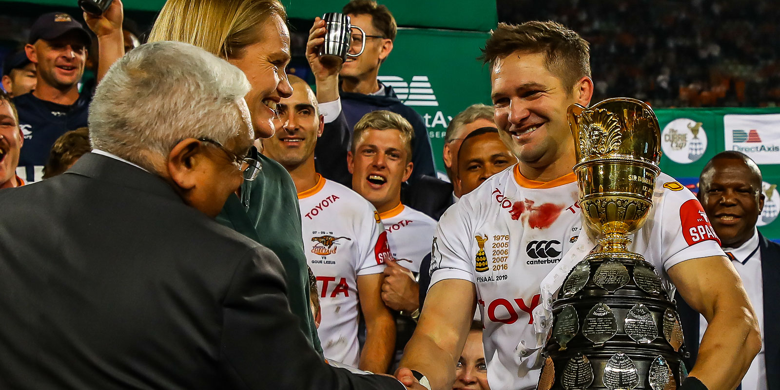 Toyota Cheetahs captain Tian Meyer receives the Currie Cup from SA Rugby President, Mr Mark Alexander, in 2019.