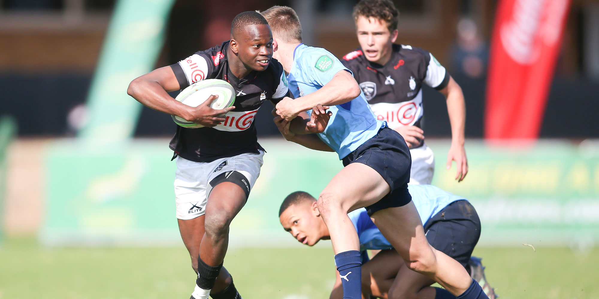 The Sharks on attack against the Blue Bulls.