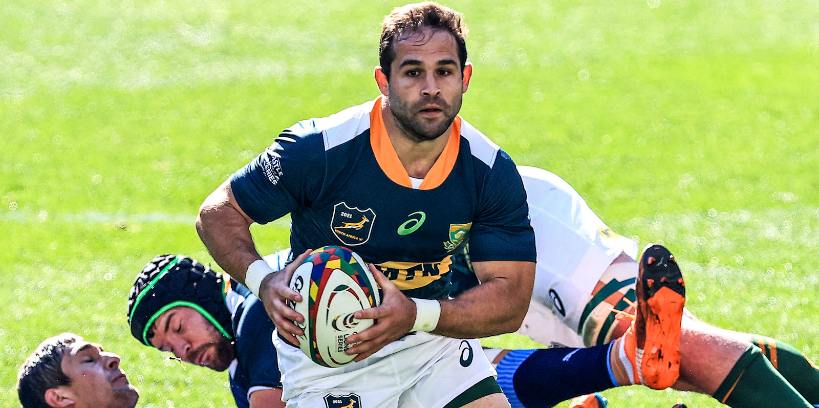 Cobus Reinach on the attack at Cape Town Stadium.