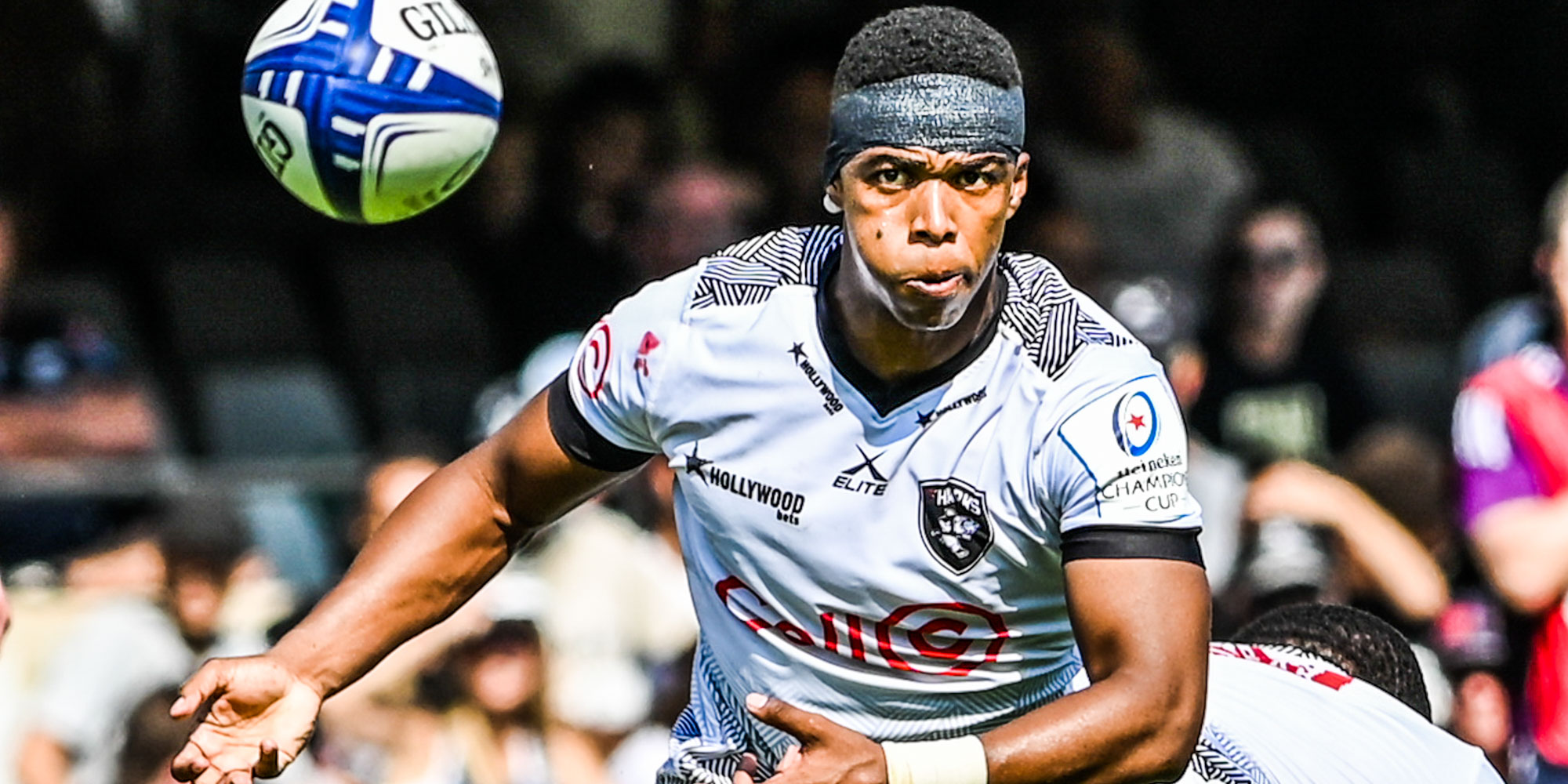 Grant Williams gets the ball away for the Cell C Sharks.