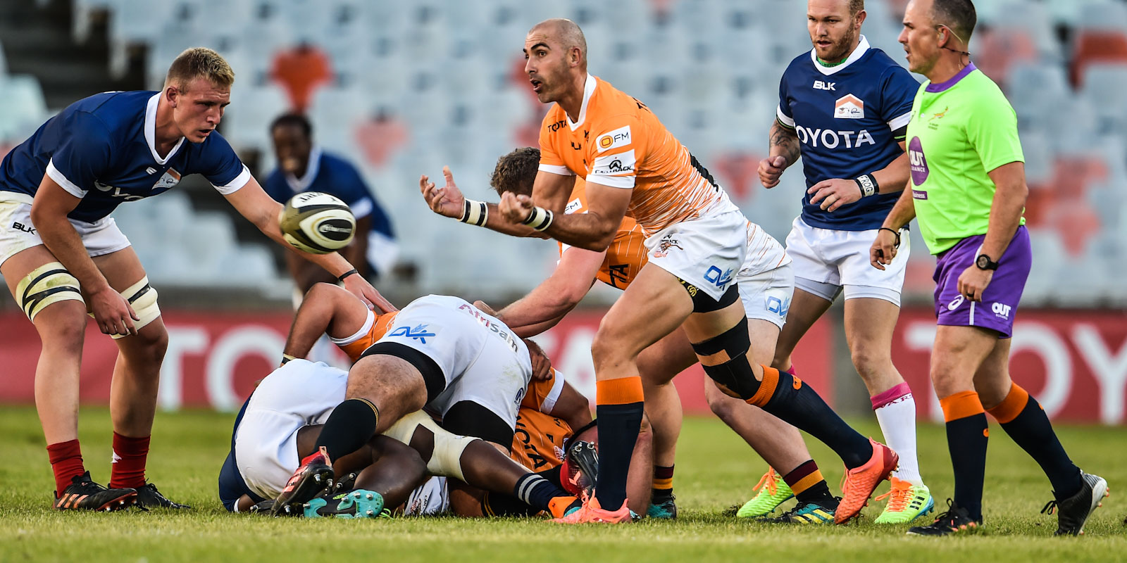 Ruan Pienaar clears the ball for the Toyota Cheetahs.