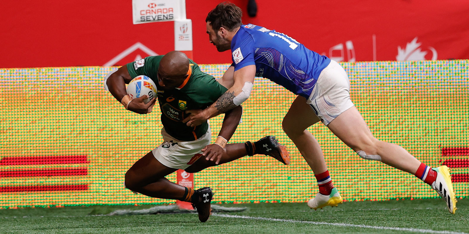 Siviwe Soyizwapi scoring his second try against France in Vancouver.