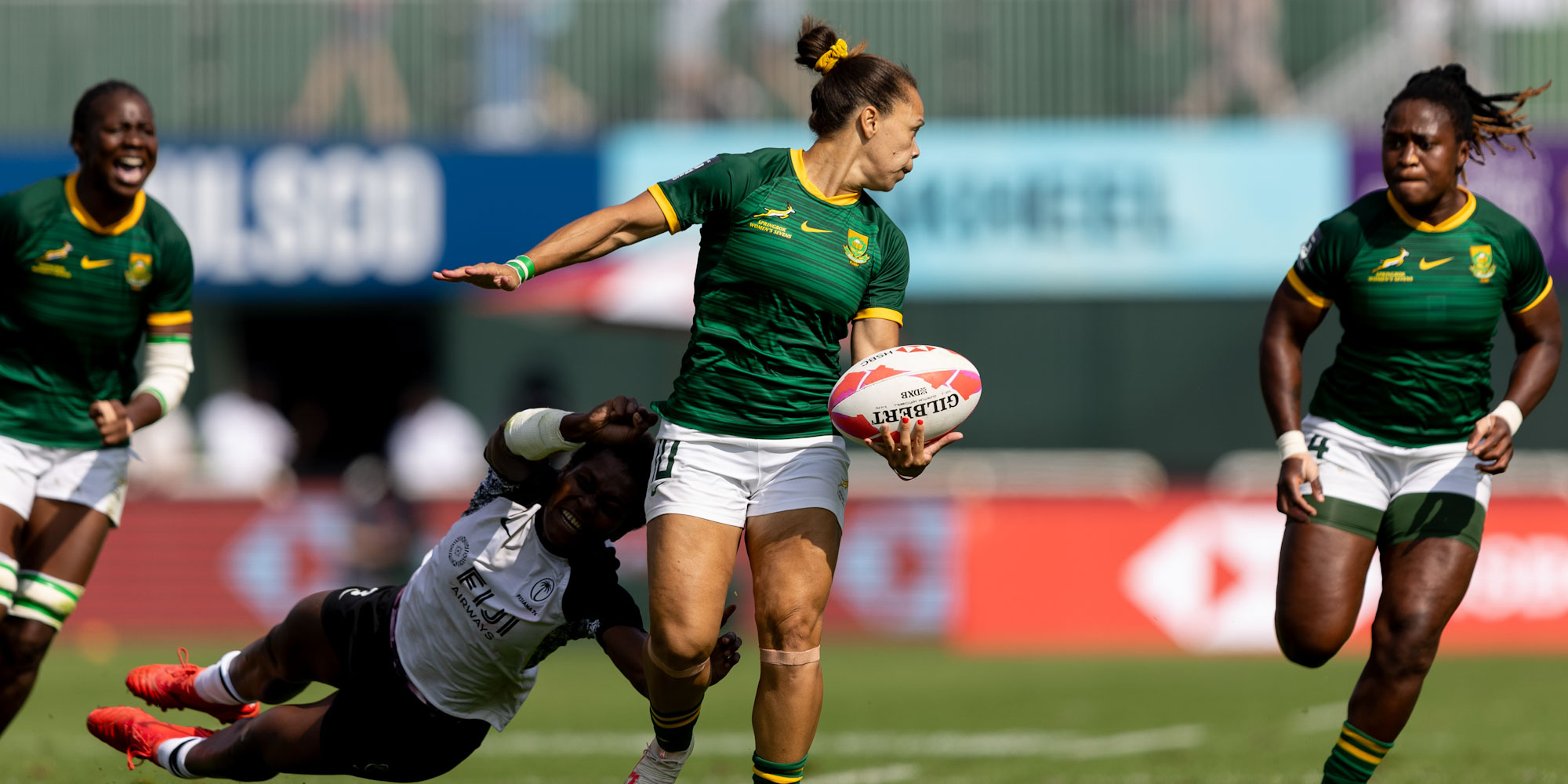 Mathrin Simmers attack against Fiji with support from Rights Mkhari (left) and Zintle Mpupha (right).