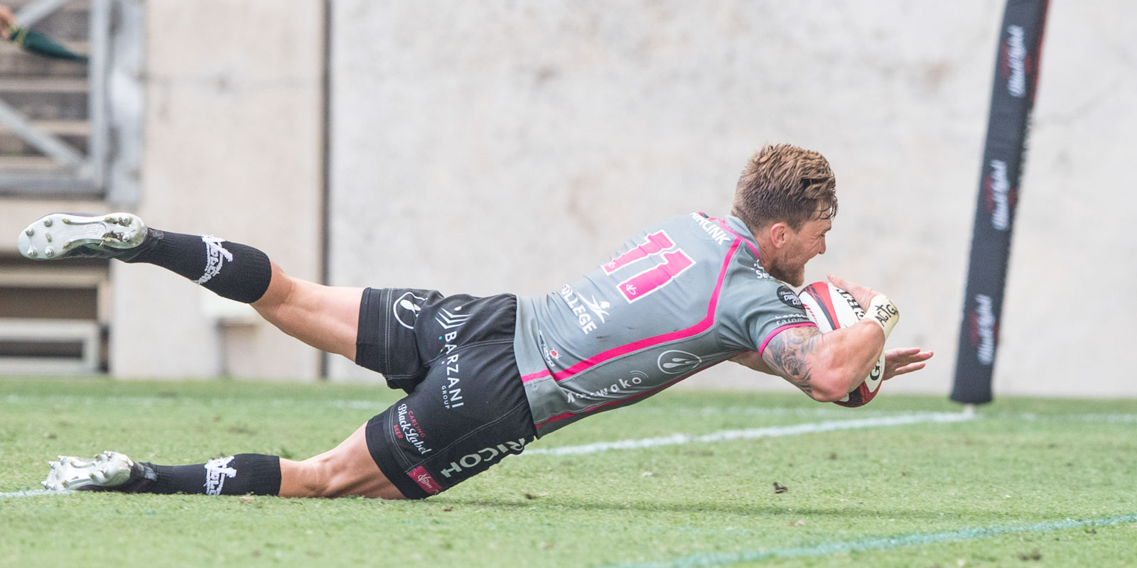 Etienne Taljaard goes over for his try.